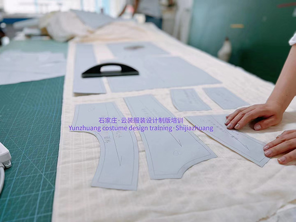【云裝，日?！? /></a>
                                <h3><a href=